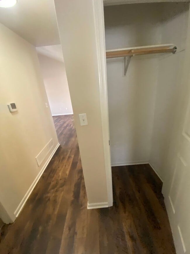 Building Photo - 3BR/2BA $1,800/MO - AVAILABLE 11/1/25