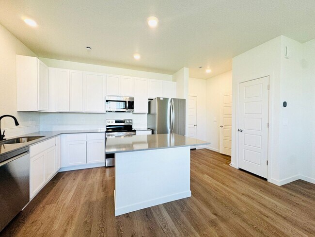 Building Photo - Gorgeous 2024 Townhouse 2 bed/ 2.5 bath  Near Johnstown YMCA