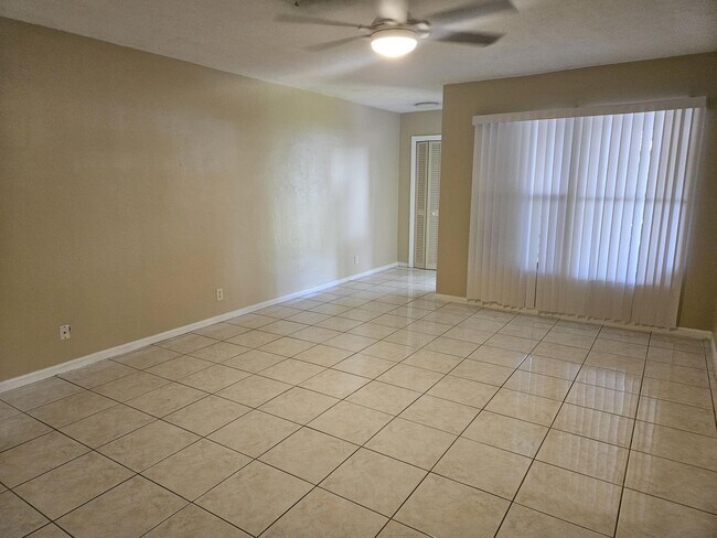 Building Photo - 7910 NW 70th Ct