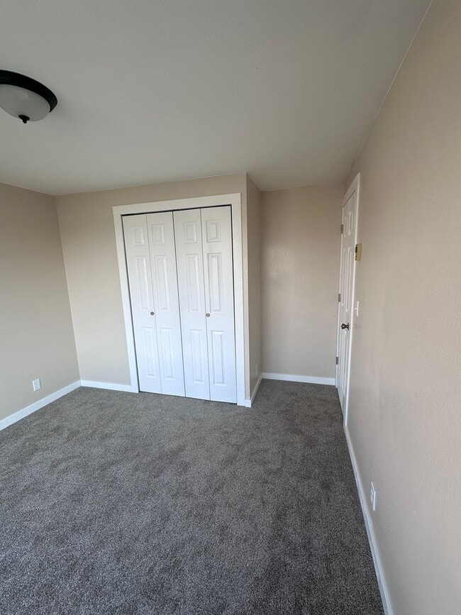 Building Photo - 260 Shoshone Ave