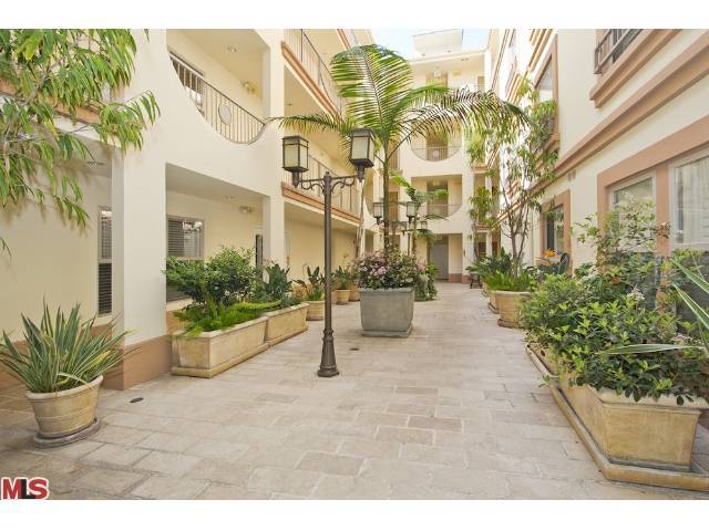 Court yard - 1621 Barry Ave