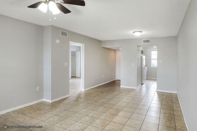 Building Photo - ***Cute 2 Bedroom Apartment in Eagle Lake***
