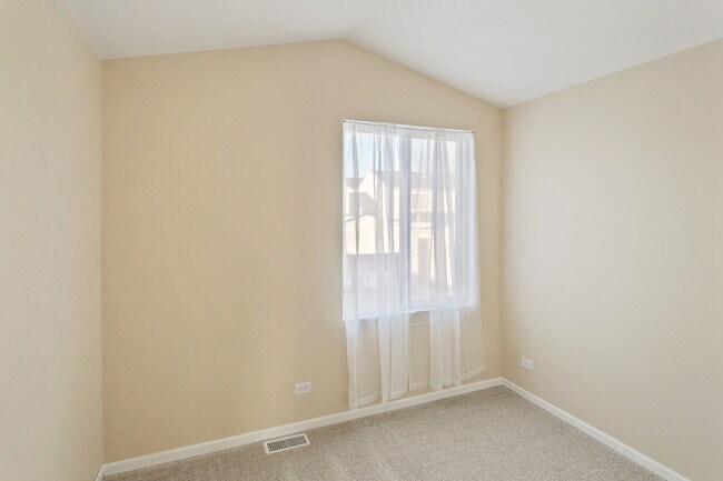 Building Photo - 924 Symphony Dr