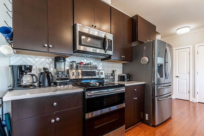 Building Photo - 2 Bed, 2 Bath Condo Bathed in Natural Light