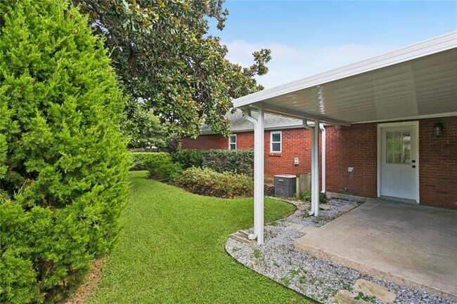 Building Photo - 1433 Poinsettia Dr