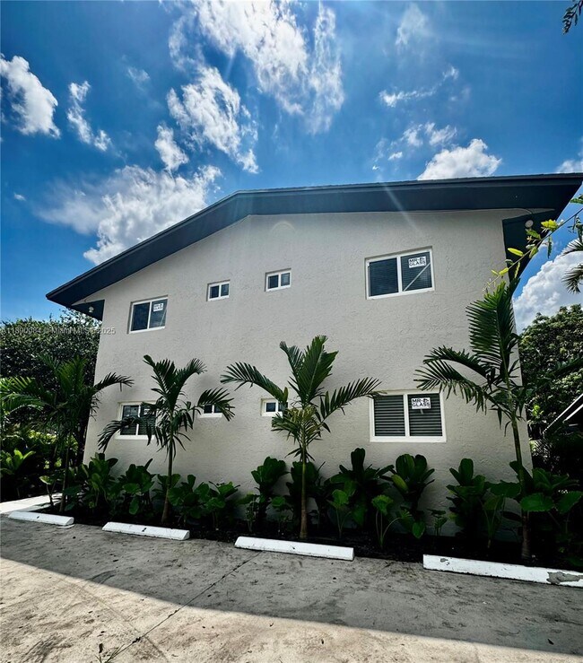 Building Photo - 1460 SW 24th Ct