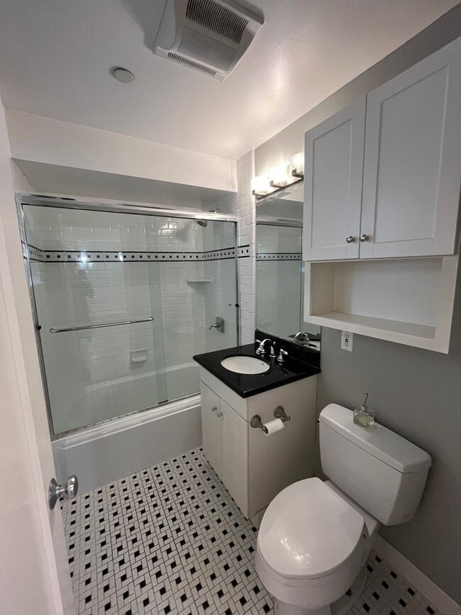 Building Photo - Beautiful 2BR/1BA with Large Private Patio, Parking & Shared Rooftop Deck in Marina