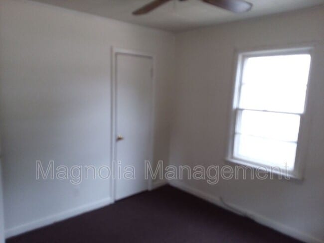 Building Photo - 922 E Andrews Ave