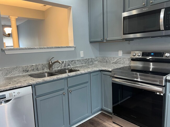 Building Photo - Renovated 3 Bed | 2.5 Bath Townhouse in No...