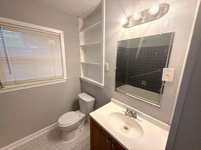 Building Photo - 1497 Maxine St