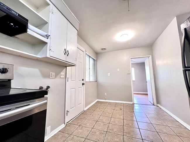 Building Photo - 3312 Little John Dr