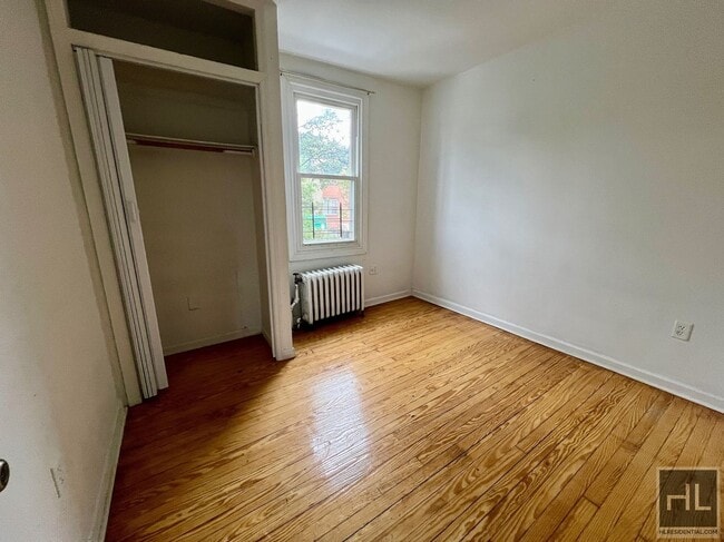Building Photo - 3BR 1BA w/ On Site Laundry & In Fully Gut ...