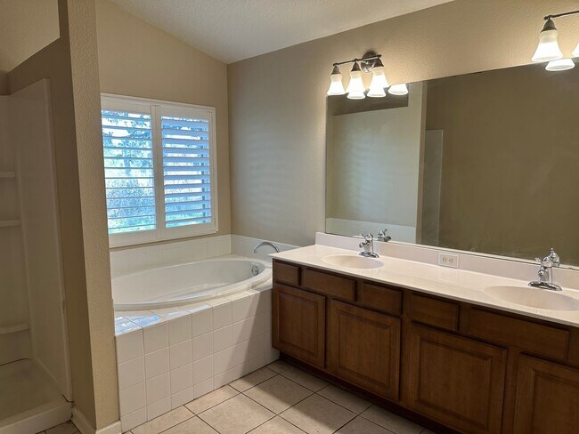 Building Photo - Beautiful Home Located in Great Community with all the Amenities.