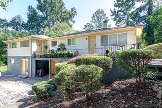 Building Photo - Elegant & Bright 2 Bedroom in Oakhurst’s Hidden Gem