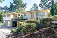 Building Photo - Elegant & Bright 2 Bedroom in Oakhurst’s Hidden Gem