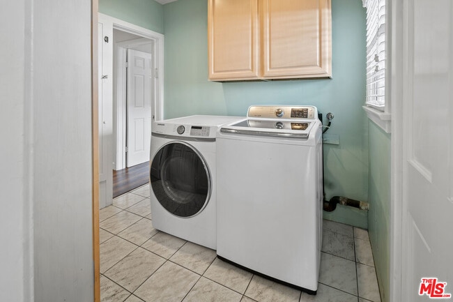 Building Photo - 1453 S Durango Ave