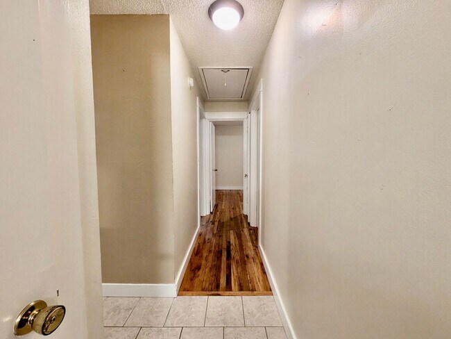 Building Photo - Discover Your New Home in the Heart of the Desirable Sellwood Neighborhood! Water/Sewer/Garbage I...