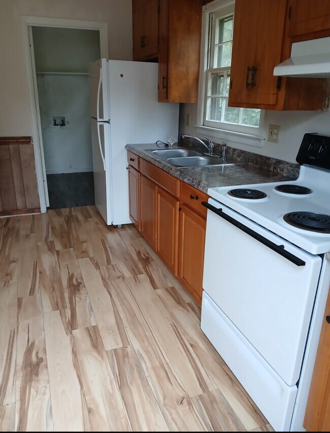 Building Photo - Country Living Feel near Restaurants and S...