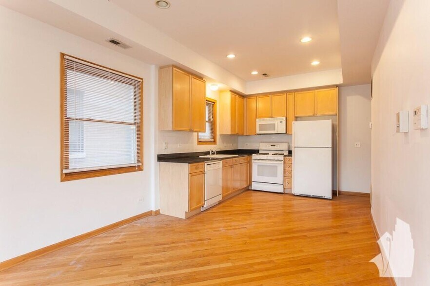 Building Photo - 1320 W Diversey Pky