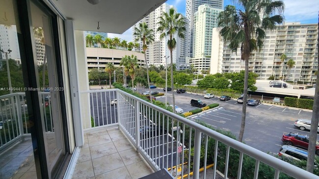 Building Photo - 1440 Brickell Bay Dr