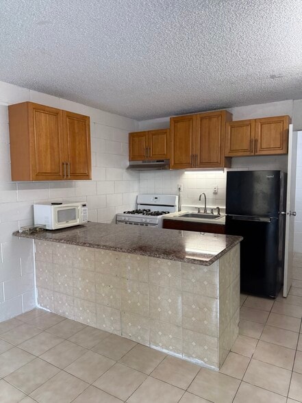 Building Photo - 2509 Ala Wai Blvd