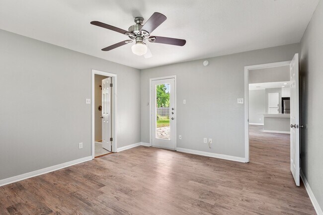 Building Photo - Move in by August 10th and receive a $250 ...