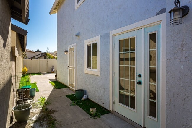 Building Photo - Charming Two Story Home!