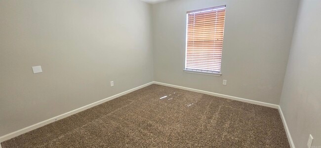 Building Photo - 15355 Oak Glen Dr