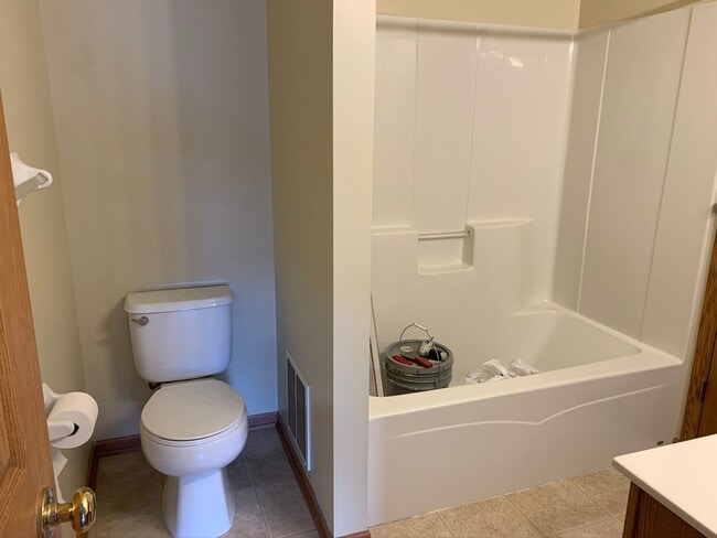 Building Photo - Bright & Spacious 2BR/1.5BA Townhome in Co...