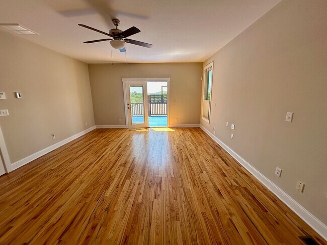 Building Photo - Central AVL - Custom Built, Made for Enter...