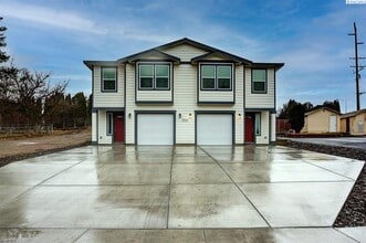 Building Photo - 3bdr/2.5 ba with garage, Low maintenance!