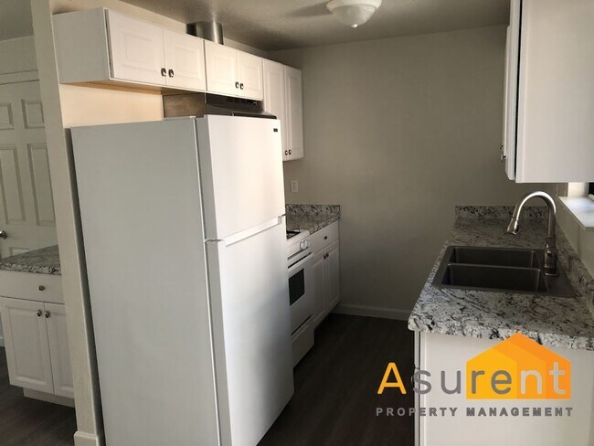 Building Photo - Fully Remodeled Duplex Available Soon!