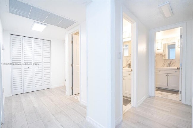 Building Photo - 3140 S Ocean Dr