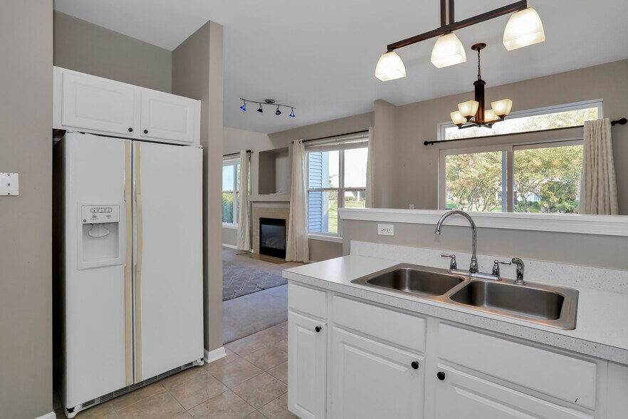 Building Photo - 2165 Sunrise Cir