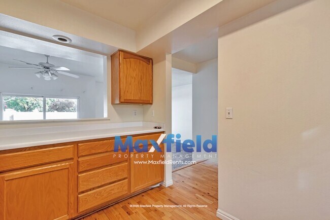 Building Photo - 3 BD 2 BA 1 GAR Townhouse - Taylorsville Utah