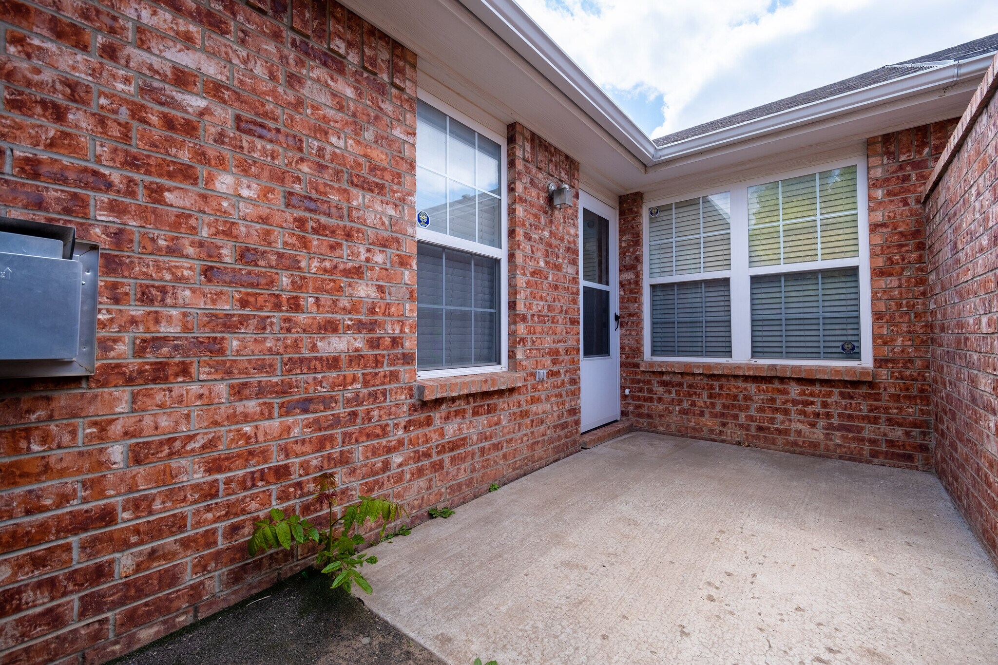 Side outdoor area - 4530 Steffi Ct