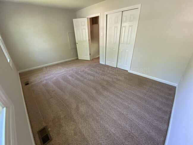 Building Photo - 6022 Battlefield Green Dr