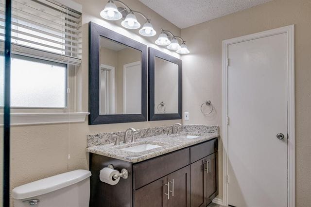Master restroom - 417 E Kearney St