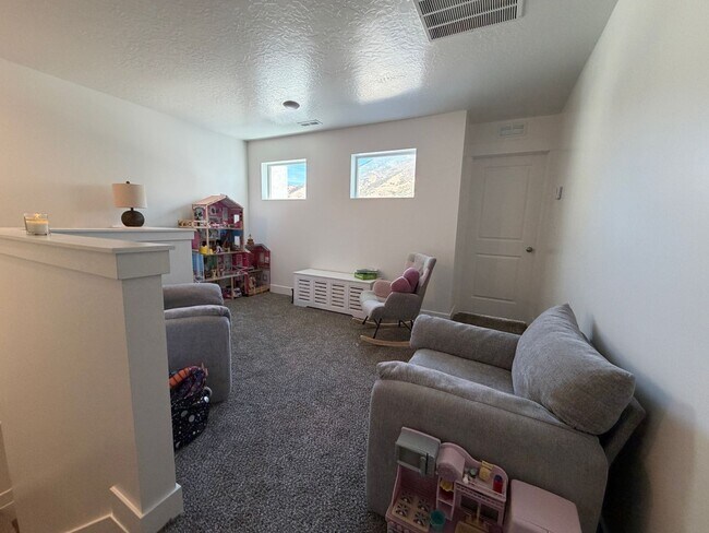 Building Photo - 4026 S Woodland Ave