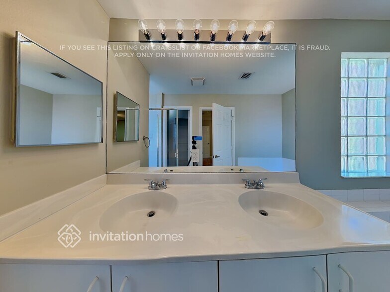 Building Photo - 10621 SW 14th Ct