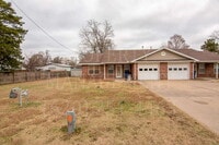 Building Photo - 2 bedroom, 2 bath duplex in Oklahoma