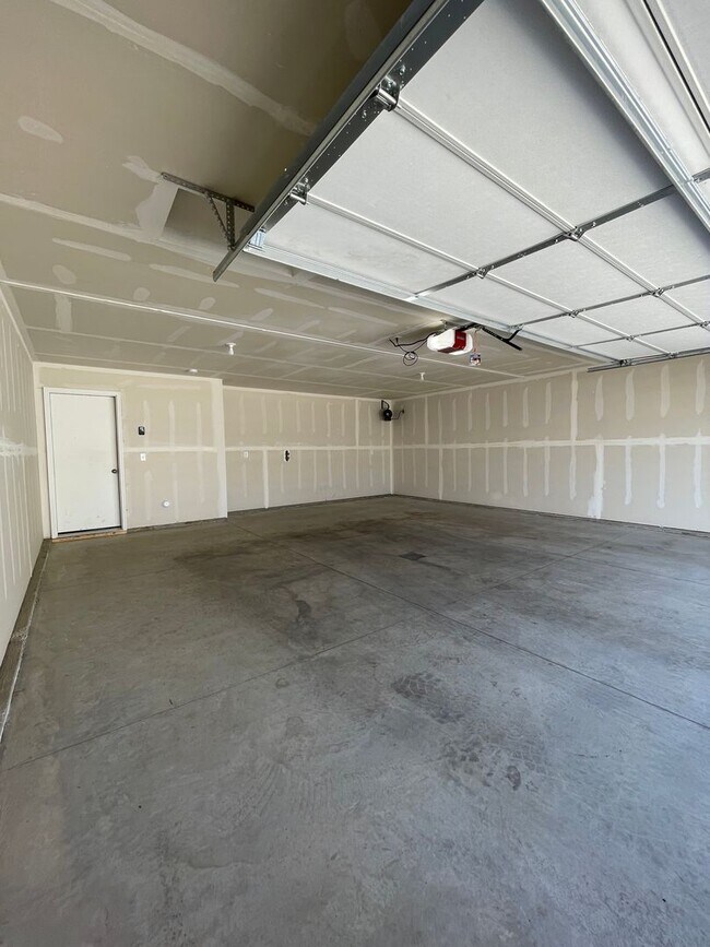 Building Photo - Beautiful Home Located in a Private Community!