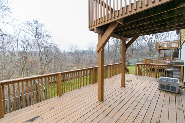 Building Photo - Spacious 2 bedroom / 1 bathroom Duplex for...