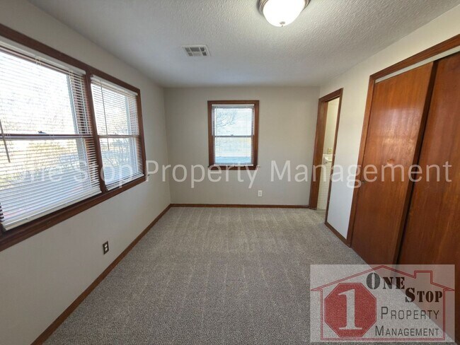Building Photo - Amazing 3 Bedroom, 1.5 Bathroom in Raytown!
