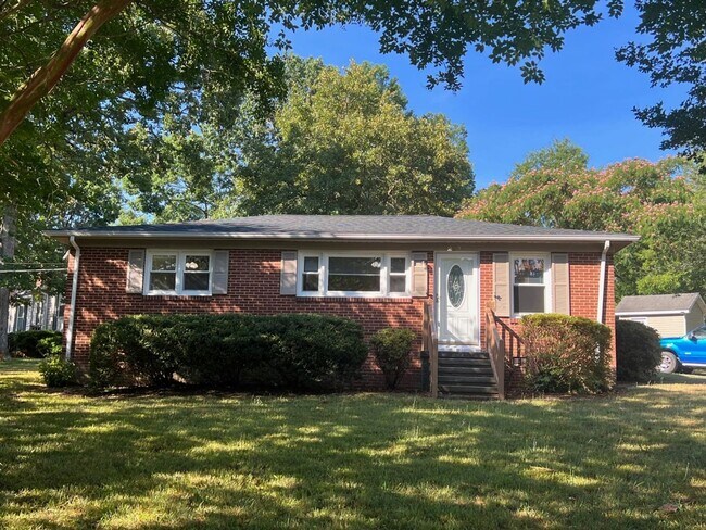 Building Photo - Three bedroom, 1 bath house in Burlington