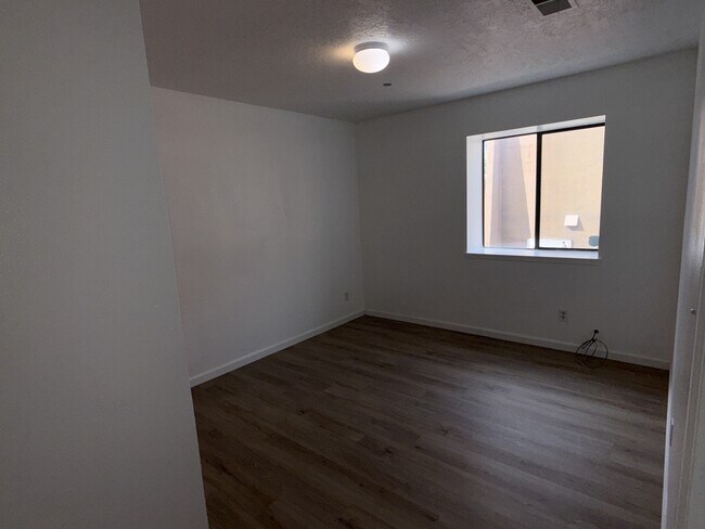 Building Photo - 5801 Lowell St NE