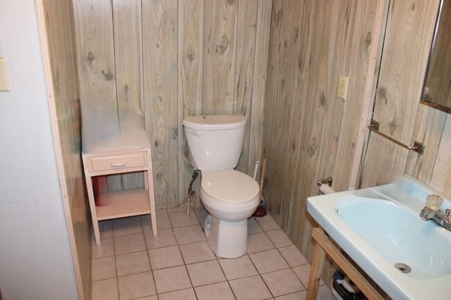 Building Photo - 967-971 Ch - student