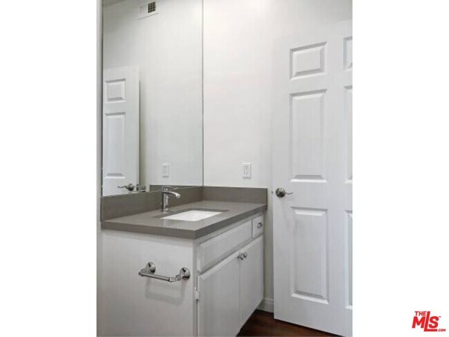 Building Photo - 12712 Moorpark St