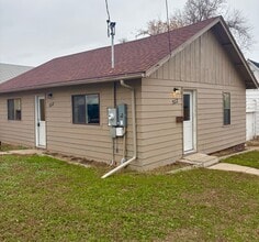 Building Photo - 2 Bedroom House!