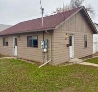 Building Photo - 2 Bedroom House!